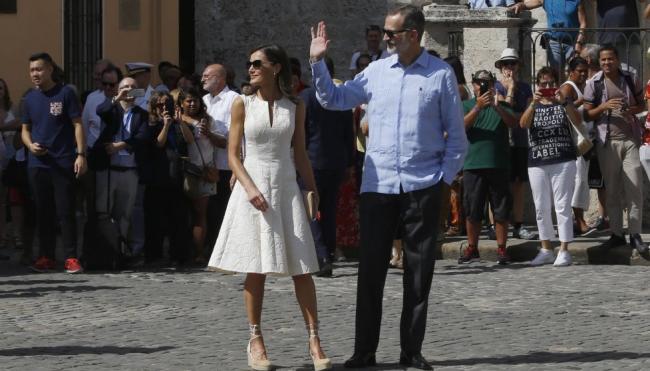 Lo reyes Felipe VI y Letizia en La Habana Vieja.
