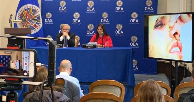 Luis Almagro, secretario general de la OEA, y la abogada Tamara Suju durante la presentación del informe.