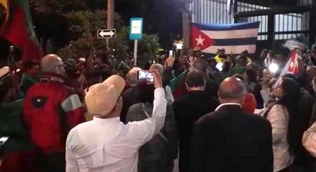 Simpatizantes del régimen ante la Embajada de Cuba en Colombia.