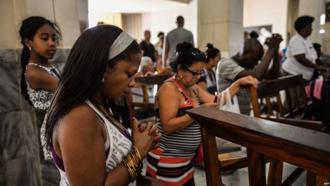 Devotas cubanas en una iglesia.