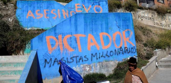 Carteles contra Evo Morales y su partido en La Paz.
