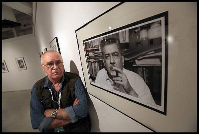 Iván Cañas junto a una de sus imágenes de José Lezama Lima.