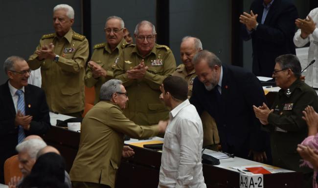 Manuel Marrero se inclina ante Raúl Castro tras su designación como primer ministro.