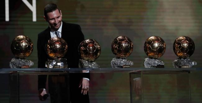 Lionel Messi junto a sus seis balones de oro.