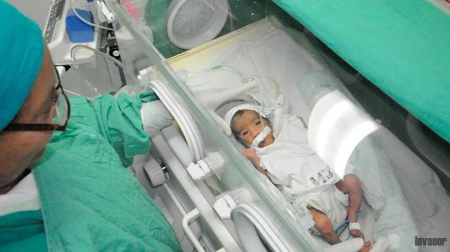 Una bebé prematura nacida en Cuba.