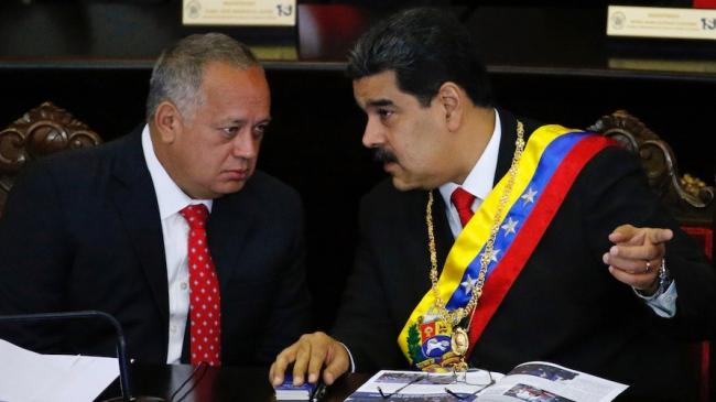 Diosdado Cabello (izq.) y Nicolás Maduro.