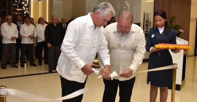 Manuel Marrero (centro) inaugurando con Díaz-Canel el lujoso hotel Packard, de los militares cubanos.