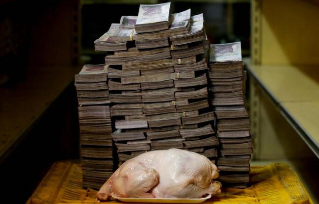 Monto de billetes necesarios para comprar un pollo en Venezuela en 2018.