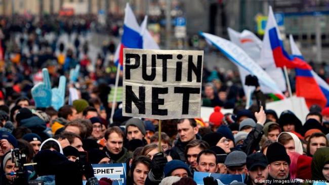 En marzo cientos de personas protestaron en Rusia por una eventual desconexión de internet.