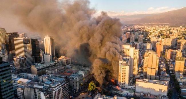 Incendio de un centro comercial en Santiago de Chile durante las protestas violentas, 28 de octubre de 2019.