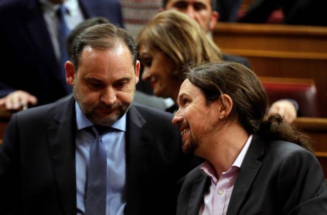 El ministro de Transportes, José Luis Ábalos (izq), y el vicepresidente segundo del Gobierno, Pablo Iglesias.