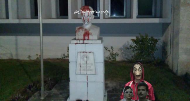 Busto de Martí presuntamente vandalizado por Clandestinos.