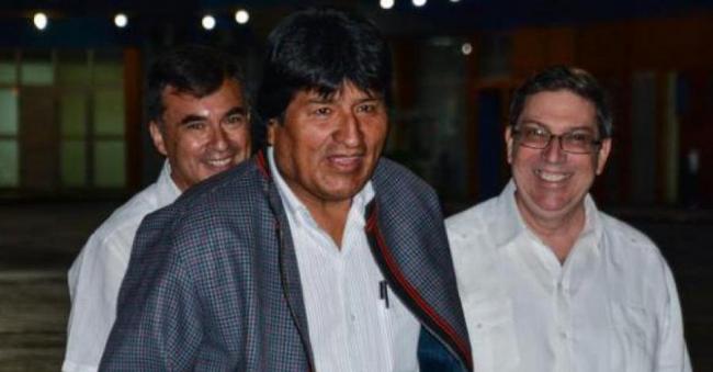 El expresidente boliviano Evo Morales junto al canciller cubano, Bruno Rodríguez, en La Habana.