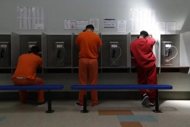 Los detenidos hablan por teléfono en el Centro de Procesamiento de ICE de Adelanto, el 28 de agosto de 2019.