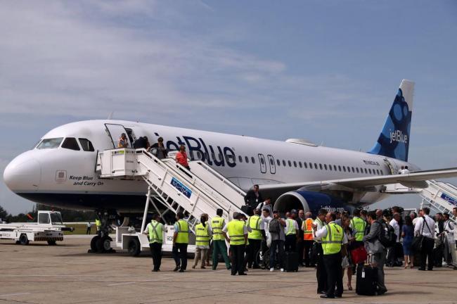 Avión de JetBlue, tras aterrizar en Cuba.