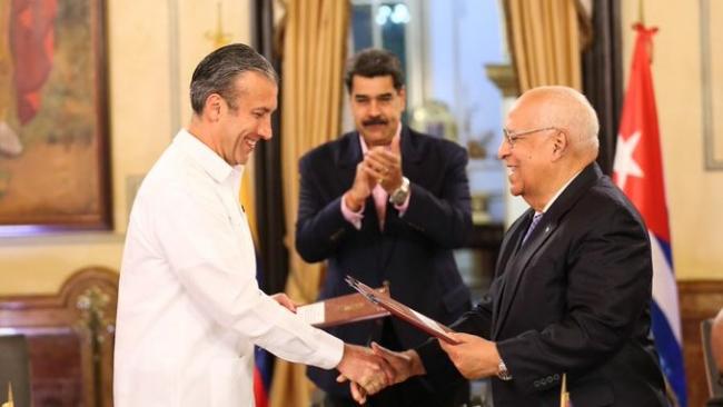 Tarek El Aissami, Maduro y Cabrisas en la firma de los acuerdos.