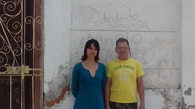 Iris Mariño junto a su esposo, Mario Junquera, ante la fachada de su casa.