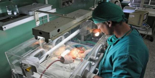 Un recién nacido prematuro en una incubadora.