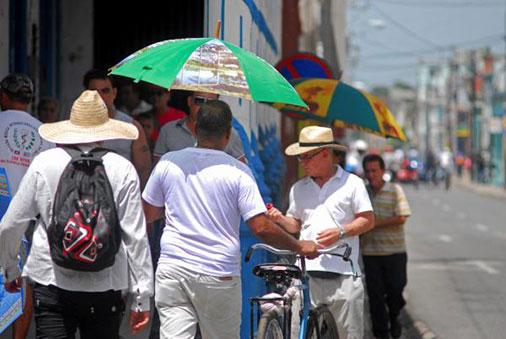 Cubanos se protegen de las altas temperaturas.