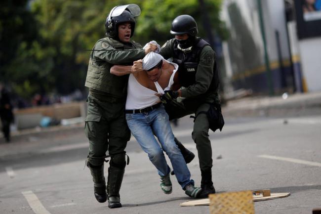 Un opositor arrestado en Venezuela.