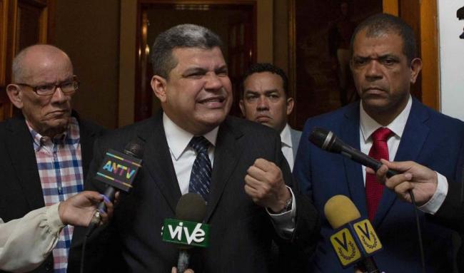 Luis Parra (centro), 'elegido' por el chavismo para dinamitar el Parlamento venezolano.