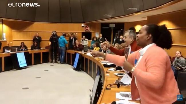 Miembros del grupo CubaBel intentan boicotear un acto del Parlamento Europeo.