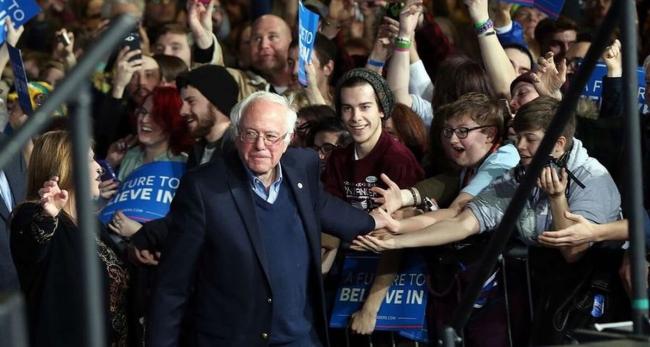 Bernie Sanders entre jóvenes que apoyan su campaña.