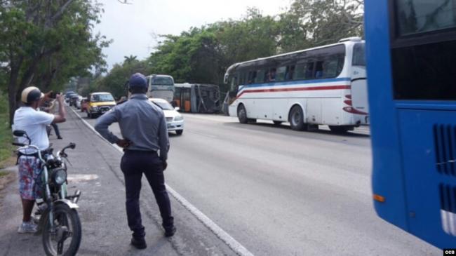La Policía custodia una carretera en Cuba (imagen de archivo).