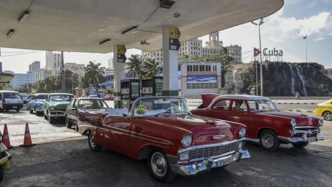 Cola de autos en un servicentro de La Habana, este lunes.