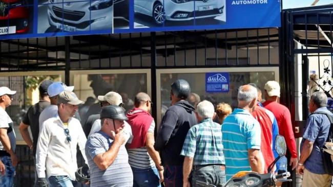 Cola para comprar vehículos en La Habana.