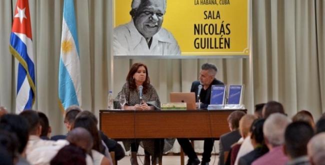 Cristina Fernández durante la presentación de su libro en La Habana.