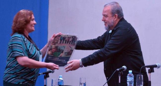 El primer ministro Manuel Marrero recoge un reconocimiento para Raúl Castro.