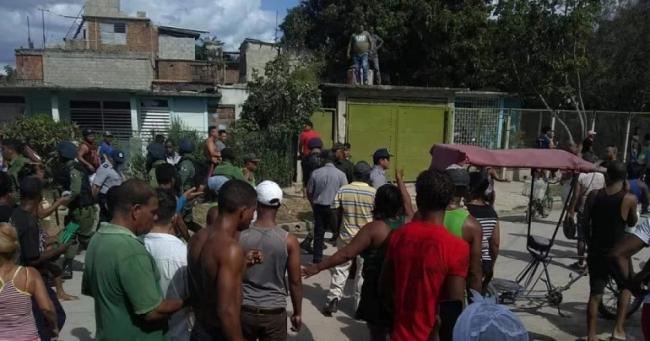 Enfrentamiento entre civiles y militares el pasado 9 de febrero, en el barrio Nuevo Vista Alegre de Santiago de Cuba.