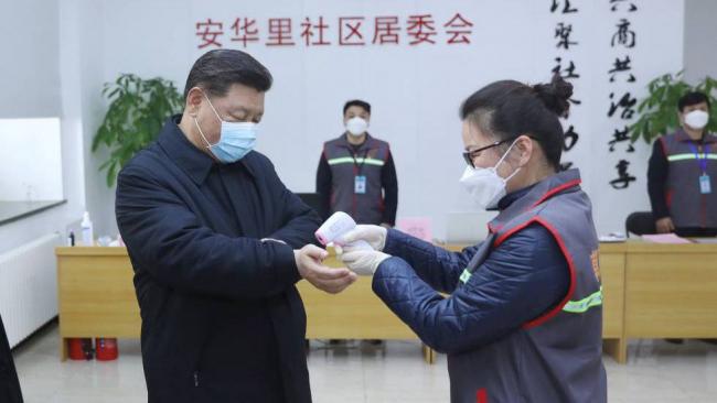 El presidente chino, Xi Jinping, este lunes en su primera aparición pública con mascarilla en Pekín.