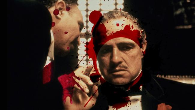 Marlon Brando como Vitto Corleone, en 'El Padrino', y sangre al estilo de Clandestinos.