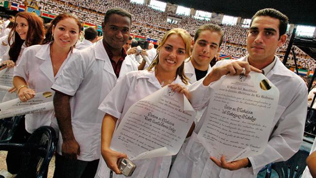 Graduación de médicos en Cuba.