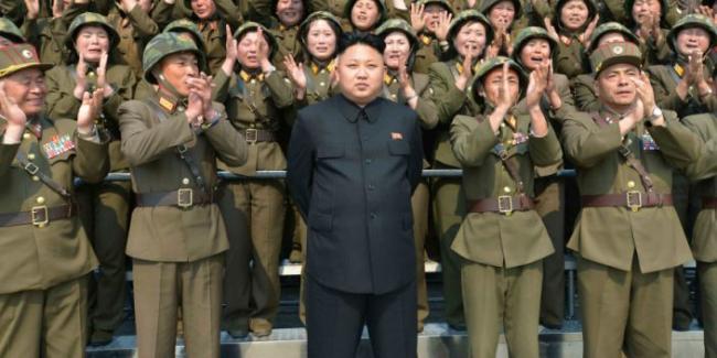 El dictador Kim Jong-un rodeado de militares.