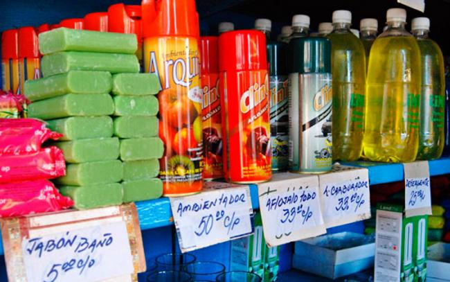 Productos de aseo en una tienda en Cuba.