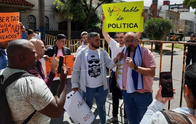 Cubanos y uruguayos protestan frente a la Embajada de la Isla en Montevideo.