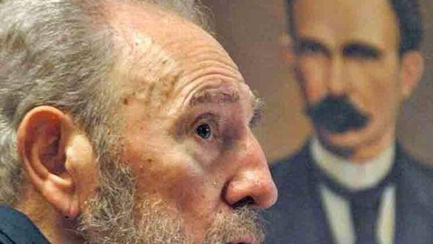 Fidel Castro y, de fondo, un retrato de José Martí.