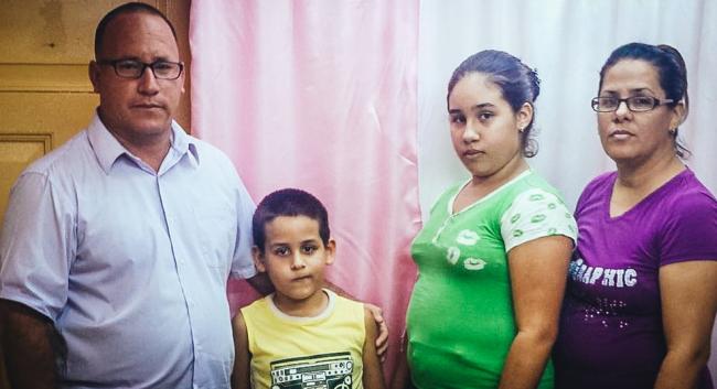 Los pastores Ramón Rigal y Addya Expósito, con sus hijos.