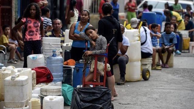 Cola por el agua en Venezuela.