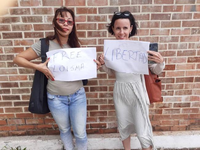 Iliana Hernández y Omara Ruiz Urquiola durante la protesta ayer en La Habana.