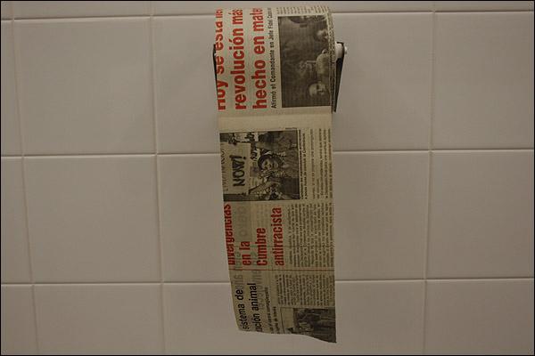 En 'Speech' (1999), el artista cubano Wilfredo Prieto presenta rollos de papel higiénico hechos con el diario oficial 'Granma'.