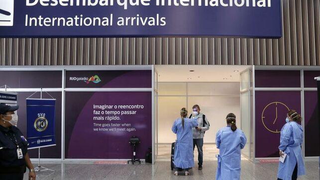 Pasajero llega a Sao Paulo, la región más golpeada por el coronavirus en Brasil.