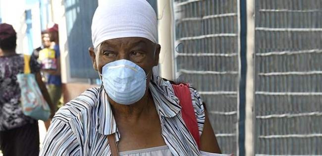 Una mujer en Jamaica usando un nasobuco.