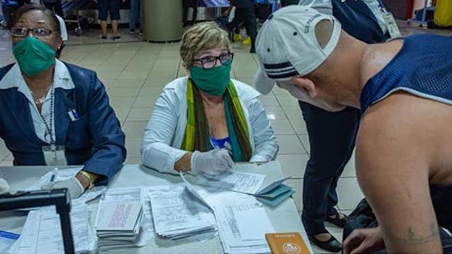 Chequeo sanitario en el Aeropuerto Internacional José Martí de La Habana.