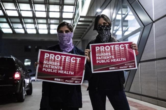 Dos enfermeras piden protección en un hospital de Los Angeles.