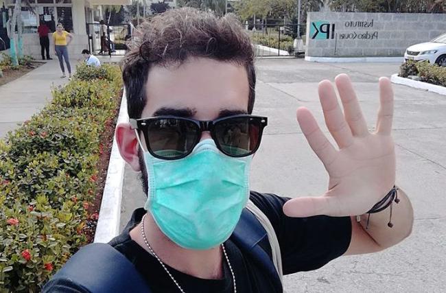 El estudiante Adrián Fleites Zapata al salir del hospital tras dar negativo al Covid-19.