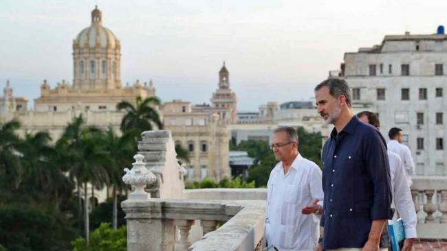 Felipe VI contempla La Habana desde la azotea del Consulado de España en Cuba.
